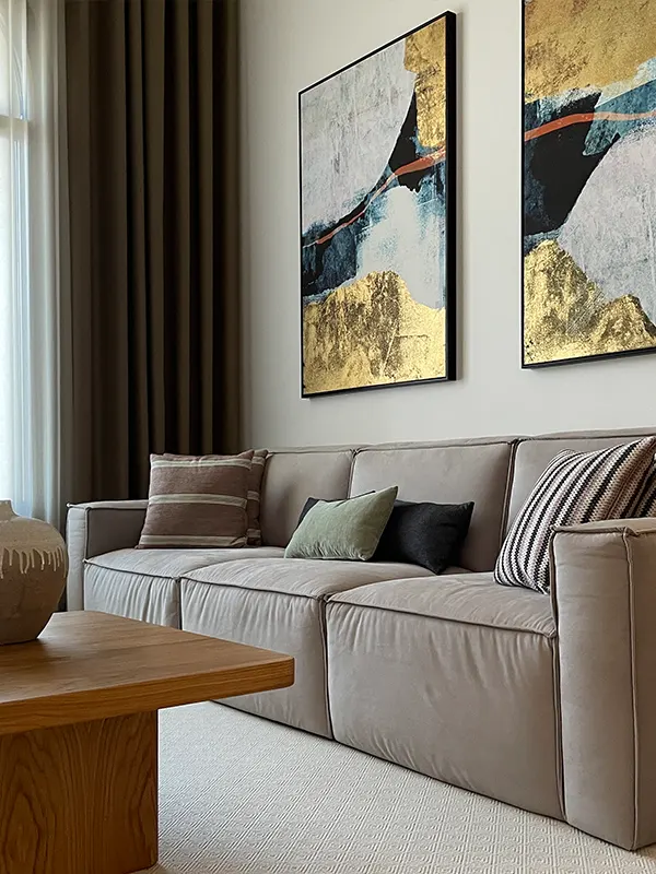 decoração de sala de estar com sofá e quadros