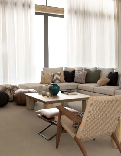design e decoração de sala de estar de uma habitação moderna com sofá em estrutura metálica com entrelaçados em pele, mesa de apoio natural, poltronas em materiais naturais, uma grande móvel tv com lareira.
