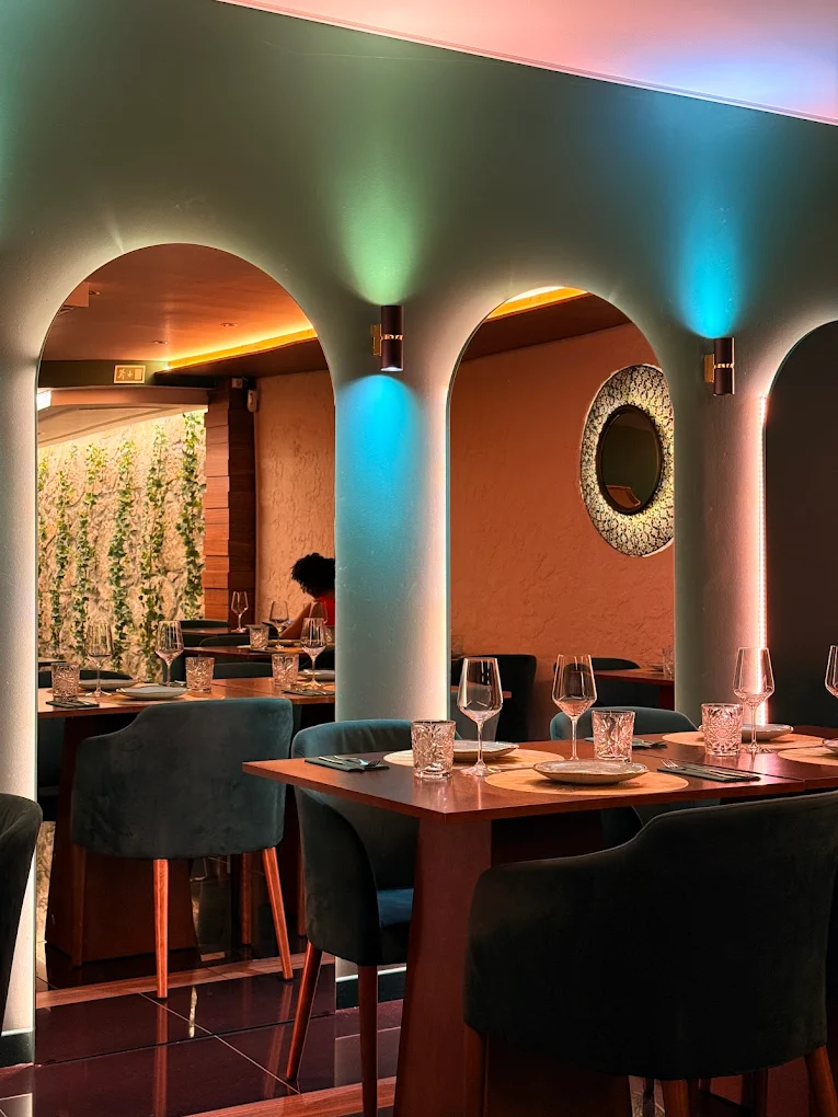 Fotografia dos espelhos em arco e iluminação da sala do Restaurante Minerva